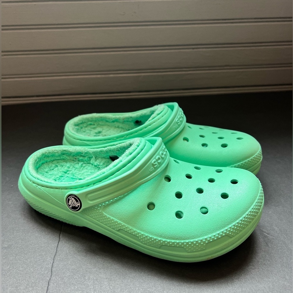 CROCS Green Slippers with Molded Design and Textured Footbed size J 4